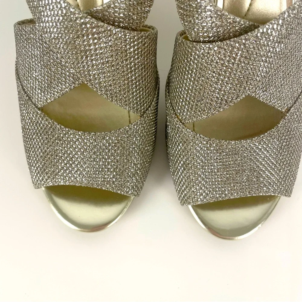 Bandolino Malorie Wishbone Sandal in Gold Size 6.5 - Picture 7 of 9